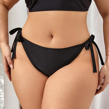 Ženski trokutasti bikini set, poliester 82%, podstava najlon 18%, težina 80 g