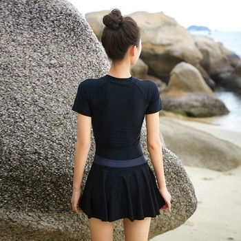 Μονόσωμο μαγιό με κάλυψη κοιλιάς, αντίθεση χρωμάτων στις ραφές, ύφασμα πολυεστέρα 95% με επένδυση από βαμβακόμικς, ενσωματωμένη επένδυση στήθους, χωρίς μεταλλική υποστήριξη