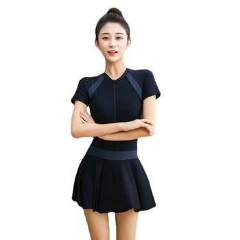 Μονόσωμο μαγιό με κάλυψη κοιλιάς, αντίθεση χρωμάτων στις ραφές, ύφασμα πολυεστέρα 95% με επένδυση από βαμβακόμικς, ενσωματωμένη επένδυση στήθους, χωρίς μεταλλική υποστήριξη