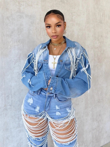 Γυναικείο τζιν μπουφάν με αλυσίδα από μαργαριριών και χειροποίητη διακόσμηση με χάντρες, πολυεστερικό τζιν ύφασμα 90–95%, μακριά μανίκια, φθινόπωρο 2025, στυλ δρόμου