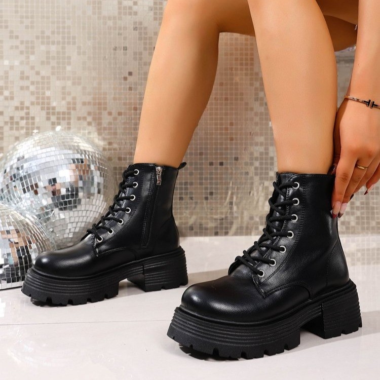 Cizme moto feminine cu toc înalt 6–8 cm, fermoar lateral, vârf rotund, PU partea superioară, gambă joasă