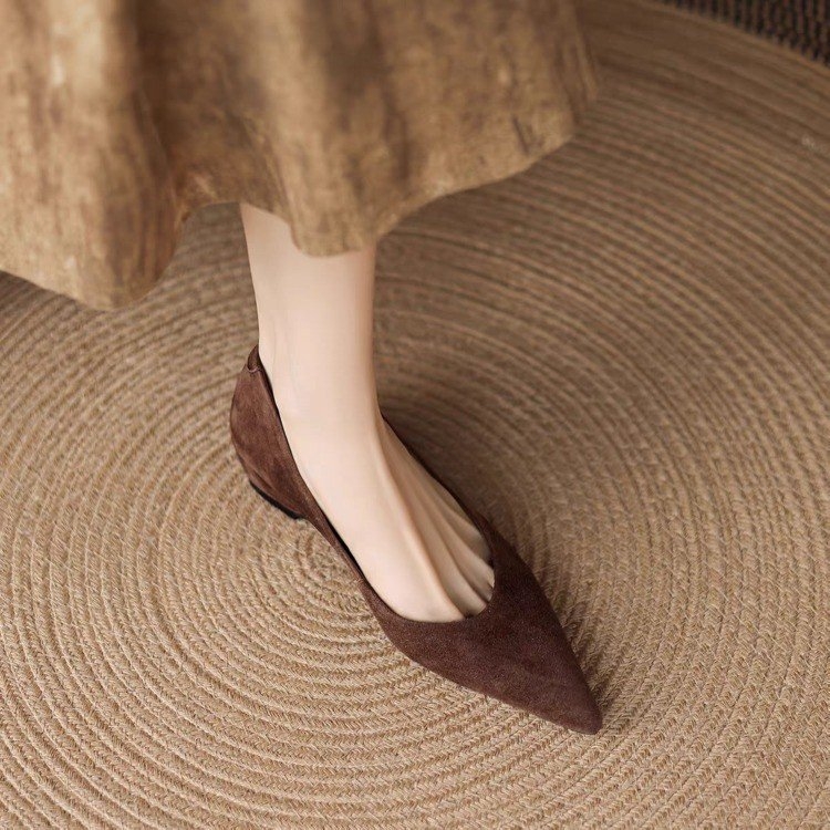 Moteriški kasdieniai bateliai su smailiu priekiniu, velūro viršus, dirbtinė oda, žemas platų kulnas