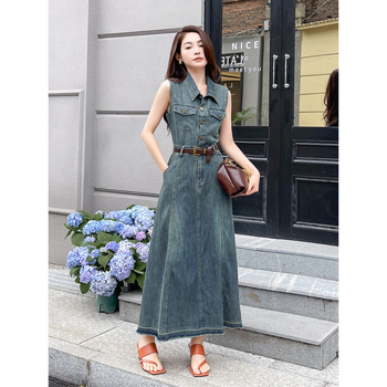 Τζιν φόρεμα σε γραμμή Α, μακρύ, με γιακά τύπου πόλο και μπροστινό κούμπωμα με κορδόνια