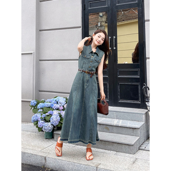 Τζιν φόρεμα σε γραμμή Α, μακρύ, με γιακά τύπου πόλο και μπροστινό κούμπωμα με κορδόνια