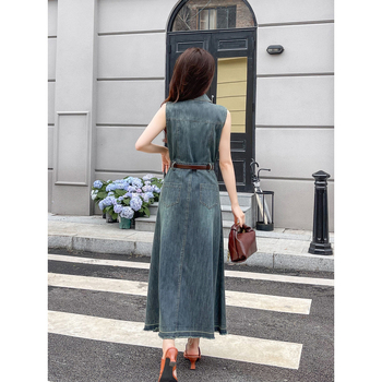 Τζιν φόρεμα σε γραμμή Α, μακρύ, με γιακά τύπου πόλο και μπροστινό κούμπωμα με κορδόνια