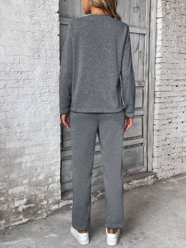 Set din două piese: hanorac cu fermoar și pantaloni lungi; culoare solidă; poliester ≥95%; toamnă 2025.