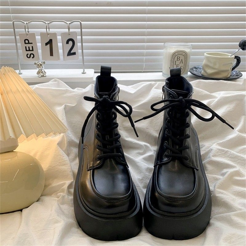 Ghete Martin, gleznă joasă, platformă groasă, PU partea superioară, talpă din cauciuc, șiret frontal + fermoar lateral