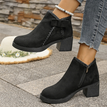 Ghete Martin din catifea cu fermoar lateral, vârf ascuțit, gleznă scurtă, toc gros mediu 3–5 cm