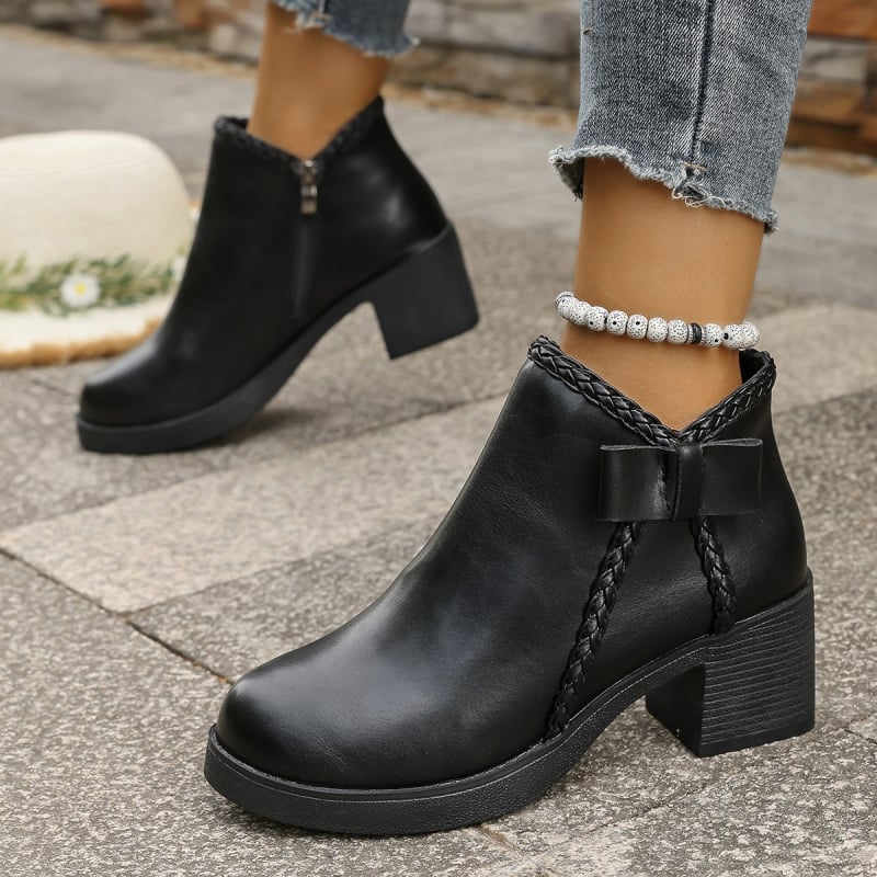 Ghete Martin din catifea cu fermoar lateral, vârf ascuțit, gleznă scurtă, toc gros mediu 3–5 cm