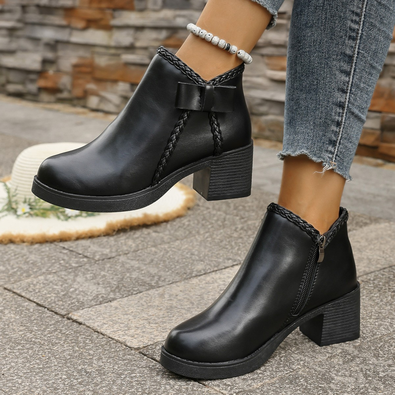 Ghete Martin din catifea cu fermoar lateral, vârf ascuțit, gleznă scurtă, toc gros mediu 3–5 cm