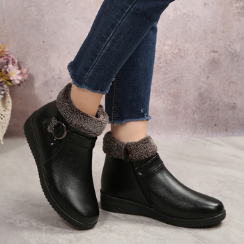 Zimske čizme od umjetne PU kože s okruglim vrhom, bočni zatvarač, ravna peta, gumeni đon (gornji materijal: umjetna PU koža; podstava: umjetna kratka dlaka; zatvarač: bočni zatvarač; visina pete: ravna; đon: gumeni)