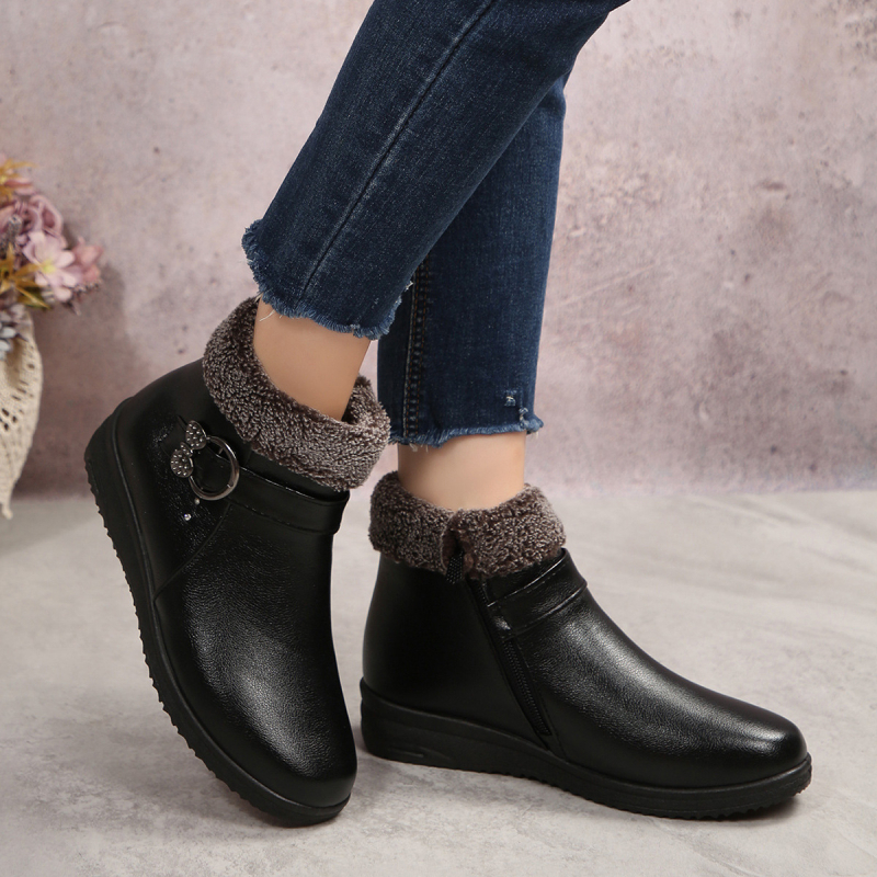 Zimske čizme od umjetne PU kože s okruglim vrhom, bočni zatvarač, ravna peta, gumeni đon (gornji materijal: umjetna PU koža; podstava: umjetna kratka dlaka; zatvarač: bočni zatvarač; visina pete: ravna; đon: gumeni)