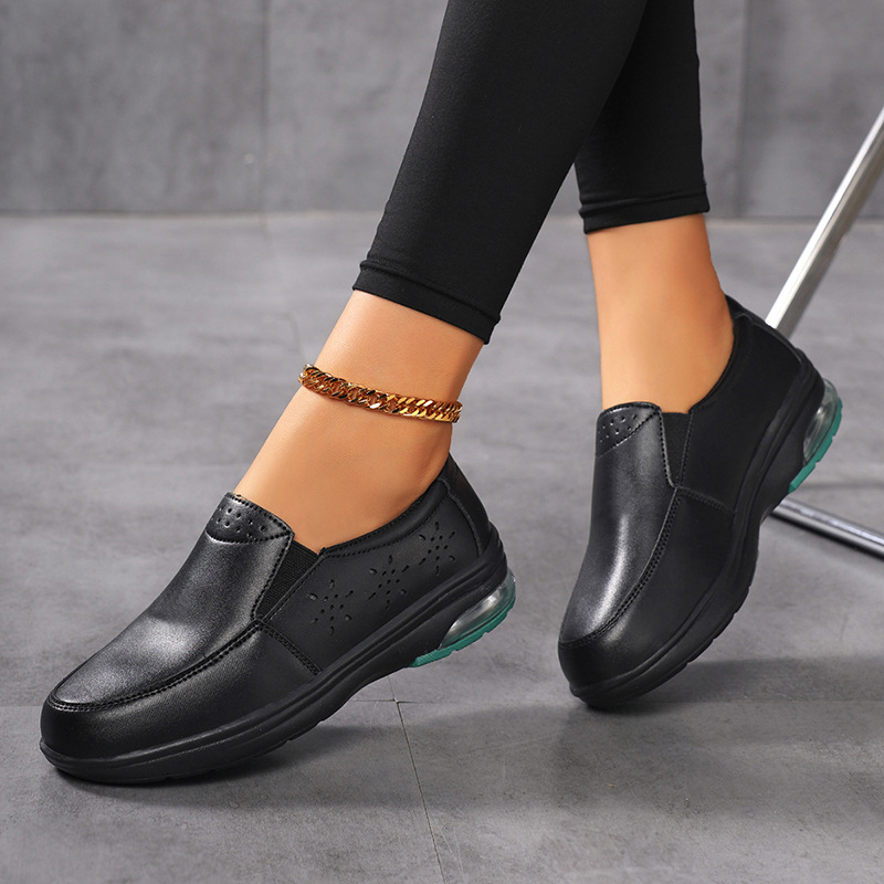 Moteriški kasdieniniai odiniai mokasinai su kvėpuojančia vidine danga, viršus – sintetinė oda, apvalus pirštas, raišteliai, žemas kulnas 1–3 cm