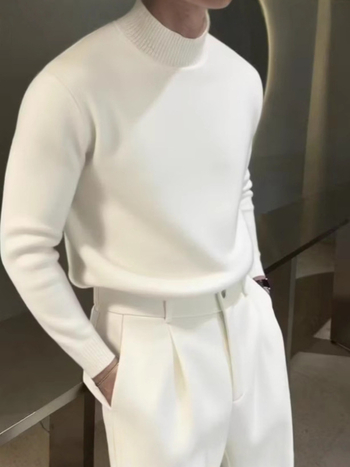 Мъжки пуловер от 100% вълна, слим фит, с полувисока яка и дълги ръкави.