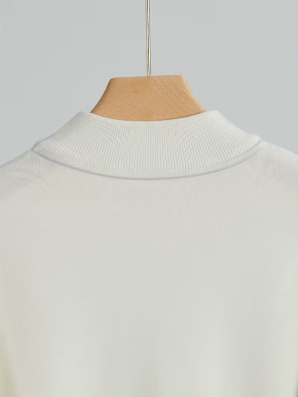 Мъжки пуловер от 100% вълна, слим фит, с полувисока яка и дълги ръкави.