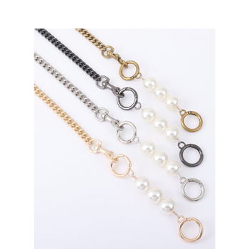 Τσάντα Ornament με λουρί ώμου από σίδηρο, Μοντέλο 68 (Φθινόπωρο 2022)