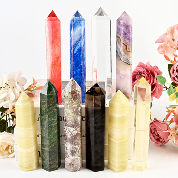 Kristalna kolona šesterokutnog oblika s oštrim vrhom; materijal: kristal; marka: Rub crystal crafts; stil: moderan i minimalistički.