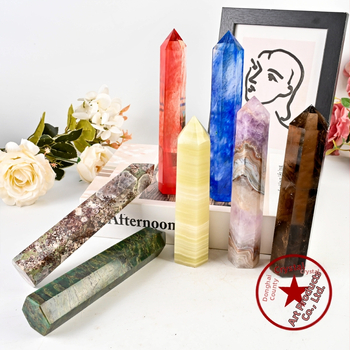 Κρυσταλλική κολώνα εξάγωνικού σχήματος με αιχμηρή κορυφή; υλικό: κρύσταλλο; μάρκα: Rub crystal crafts; στυλ: μοντέρνο και μινιμαλιστικό.