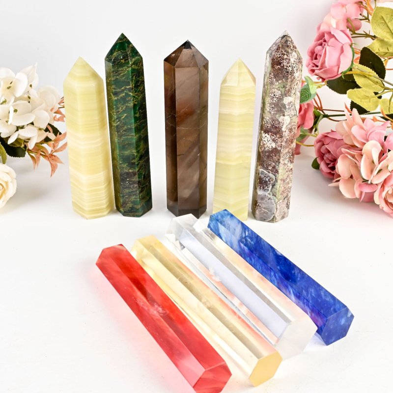 Kristalna kolona šesterokutnog oblika s oštrim vrhom; materijal: kristal; marka: Rub crystal crafts; stil: moderan i minimalistički.