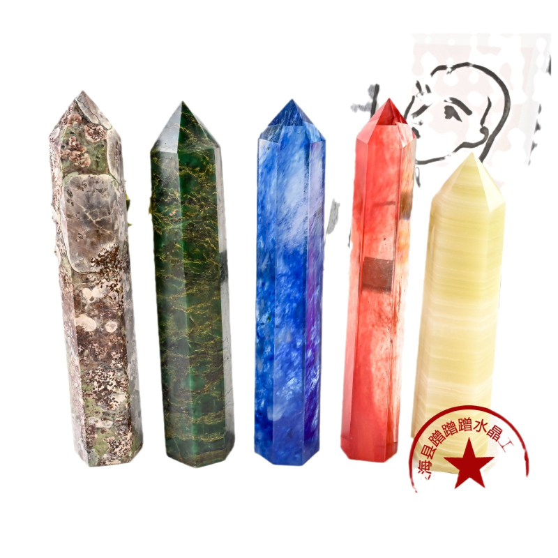 Kristalna kolona šesterokutnog oblika s oštrim vrhom; materijal: kristal; marka: Rub crystal crafts; stil: moderan i minimalistički.