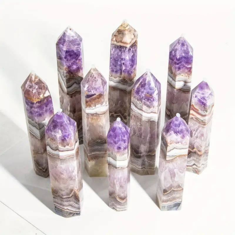 Kristalna kolona šesterokutnog oblika s oštrim vrhom; materijal: kristal; marka: Rub crystal crafts; stil: moderan i minimalistički.