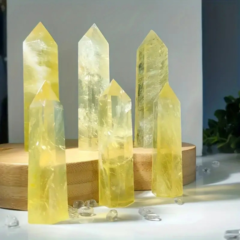 Kristalna kolona šesterokutnog oblika s oštrim vrhom; materijal: kristal; marka: Rub crystal crafts; stil: moderan i minimalistički.