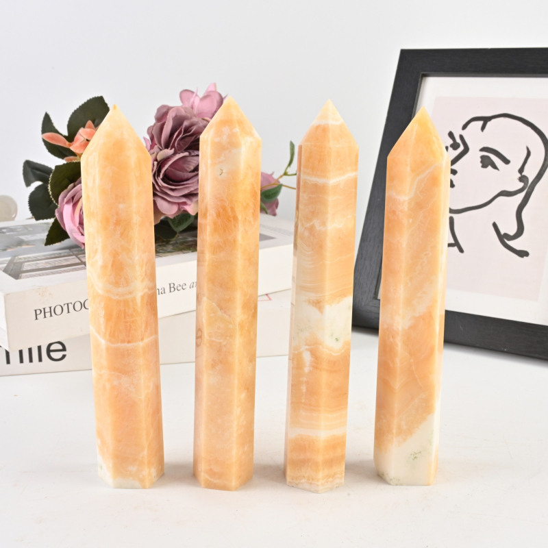 Kristalna kolona šesterokutnog oblika s oštrim vrhom; materijal: kristal; marka: Rub crystal crafts; stil: moderan i minimalistički.