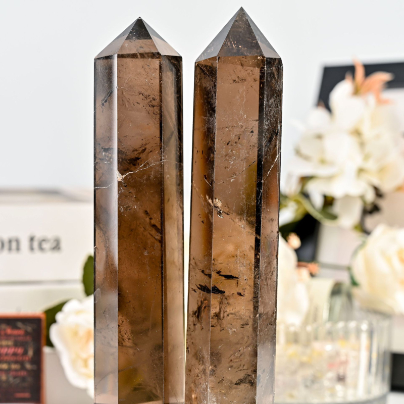 Kristalna kolona šesterokutnog oblika s oštrim vrhom; materijal: kristal; marka: Rub crystal crafts; stil: moderan i minimalistički.