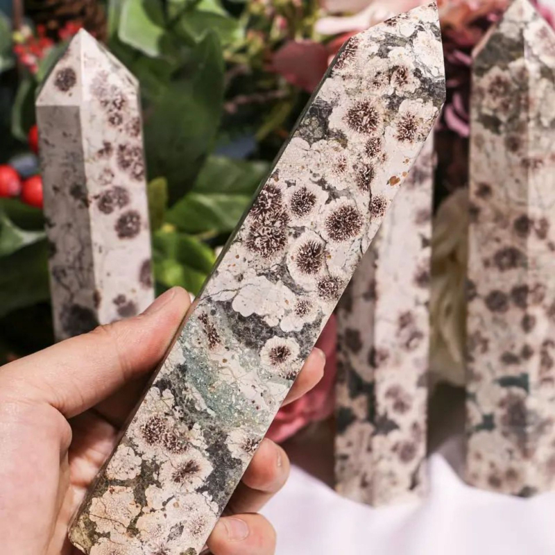 Kristalna kolona šesterokutnog oblika s oštrim vrhom; materijal: kristal; marka: Rub crystal crafts; stil: moderan i minimalistički.