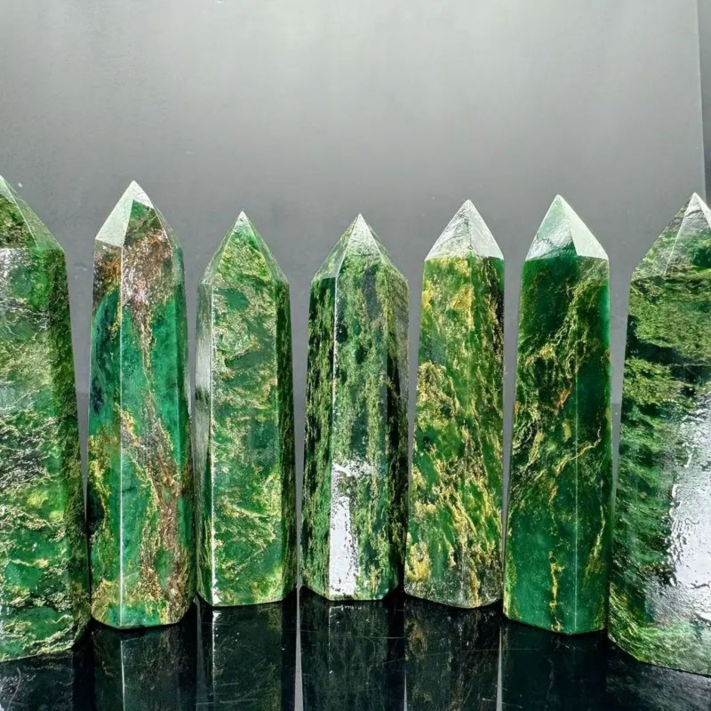 Kristalna kolona šesterokutnog oblika s oštrim vrhom; materijal: kristal; marka: Rub crystal crafts; stil: moderan i minimalistički.