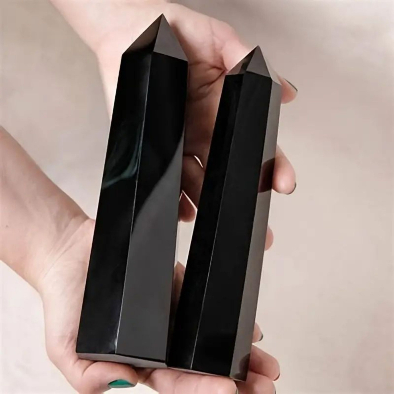 Kristalna kolona šesterokutnog oblika s oštrim vrhom; materijal: kristal; marka: Rub crystal crafts; stil: moderan i minimalistički.