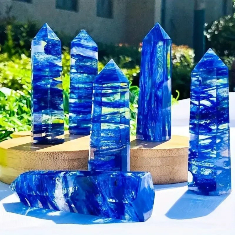 Kristalna kolona šesterokutnog oblika s oštrim vrhom; materijal: kristal; marka: Rub crystal crafts; stil: moderan i minimalistički.