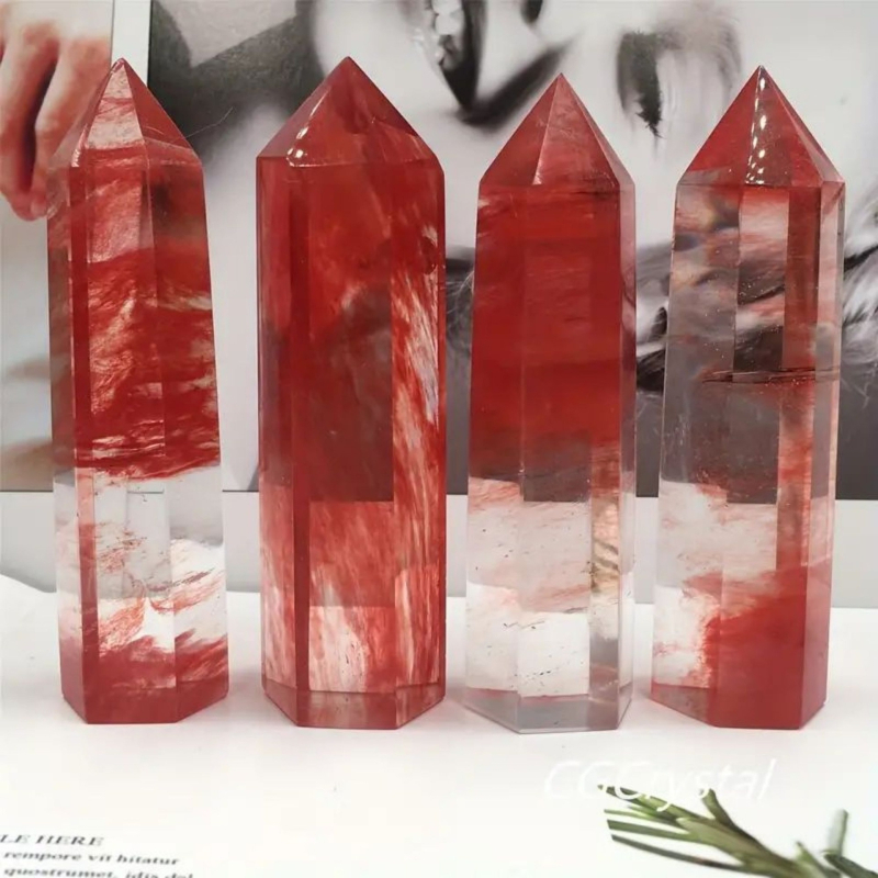 Kristalna kolona šesterokutnog oblika s oštrim vrhom; materijal: kristal; marka: Rub crystal crafts; stil: moderan i minimalistički.