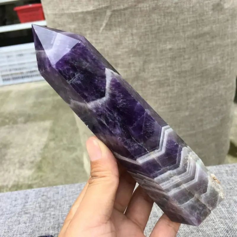 Kristalna kolona šesterokutnog oblika s oštrim vrhom; materijal: kristal; marka: Rub crystal crafts; stil: moderan i minimalistički.