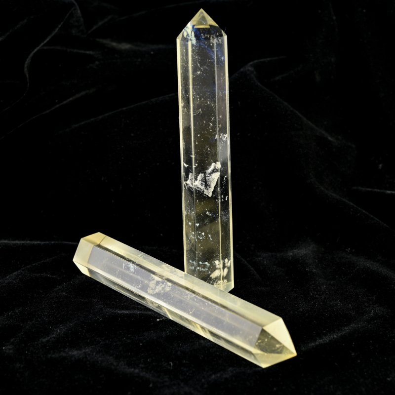 Kristalna kolona šesterokutnog oblika s oštrim vrhom; materijal: kristal; marka: Rub crystal crafts; stil: moderan i minimalistički.