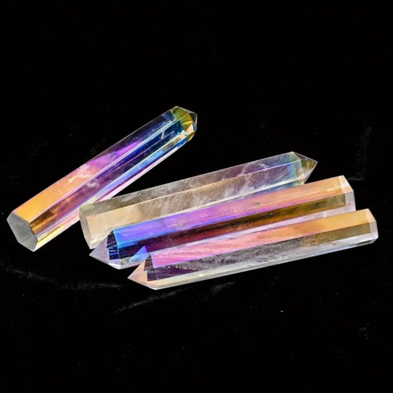 Kristalna kolona šesterokutnog oblika s oštrim vrhom; materijal: kristal; marka: Rub crystal crafts; stil: moderan i minimalistički.