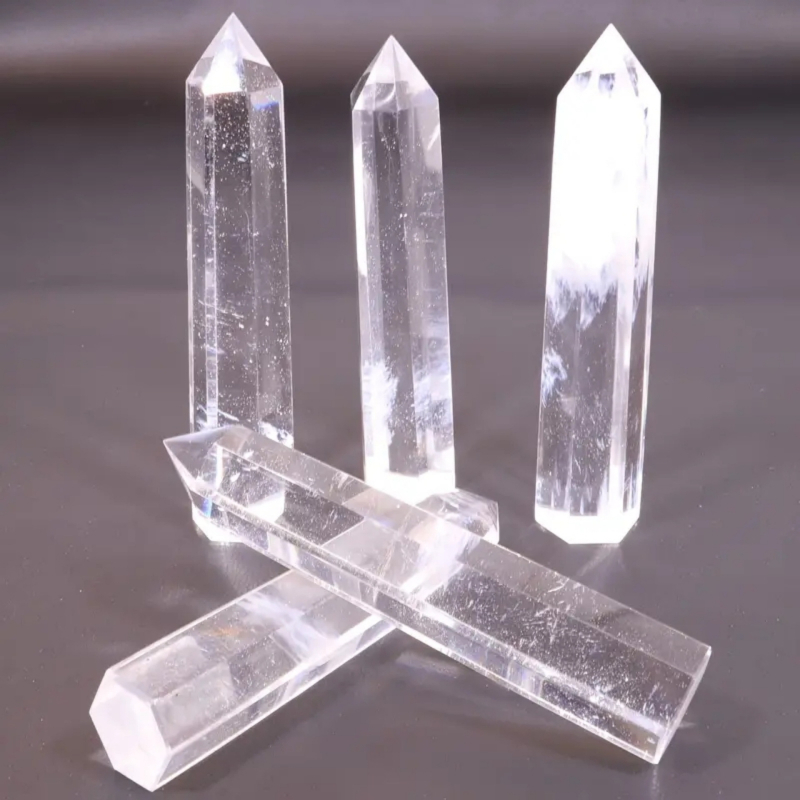 Kristalna kolona šesterokutnog oblika s oštrim vrhom; materijal: kristal; marka: Rub crystal crafts; stil: moderan i minimalistički.