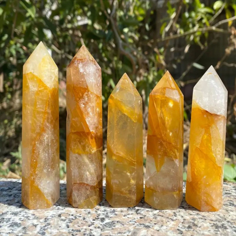 Kristalna kolona šesterokutnog oblika s oštrim vrhom; materijal: kristal; marka: Rub crystal crafts; stil: moderan i minimalistički.