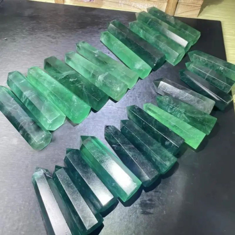 Kristalna kolona šesterokutnog oblika s oštrim vrhom; materijal: kristal; marka: Rub crystal crafts; stil: moderan i minimalistički.