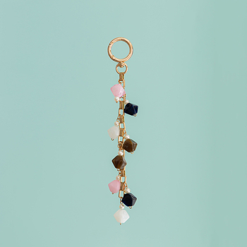 Κρεμαστό για τσάντα: ακρυλικό γράμμα, πλεκτό κορδόνι, χάνττες μαργαριταριών (Μοντέλο B386)