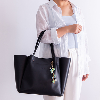 Κρεμαστό για τσάντα: ακρυλικό γράμμα, πλεκτό κορδόνι, χάνττες μαργαριταριών (Μοντέλο B386)