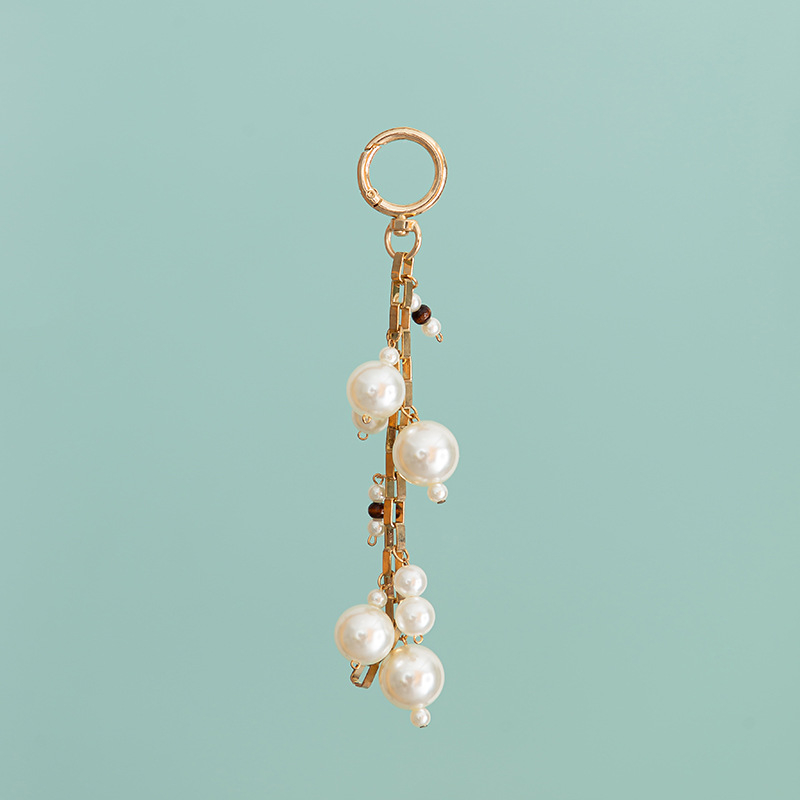 Висулка за чанта: акрилна буква, преплетена корда, мъниста от перли (модел B386)