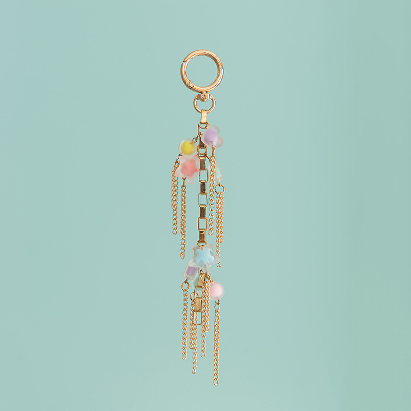 Висулка за чанта: акрилна буква, преплетена корда, мъниста от перли (модел B386)