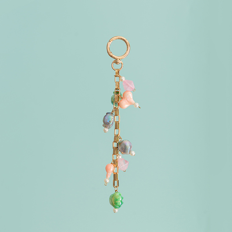 Висулка за чанта: акрилна буква, преплетена корда, мъниста от перли (модел B386)