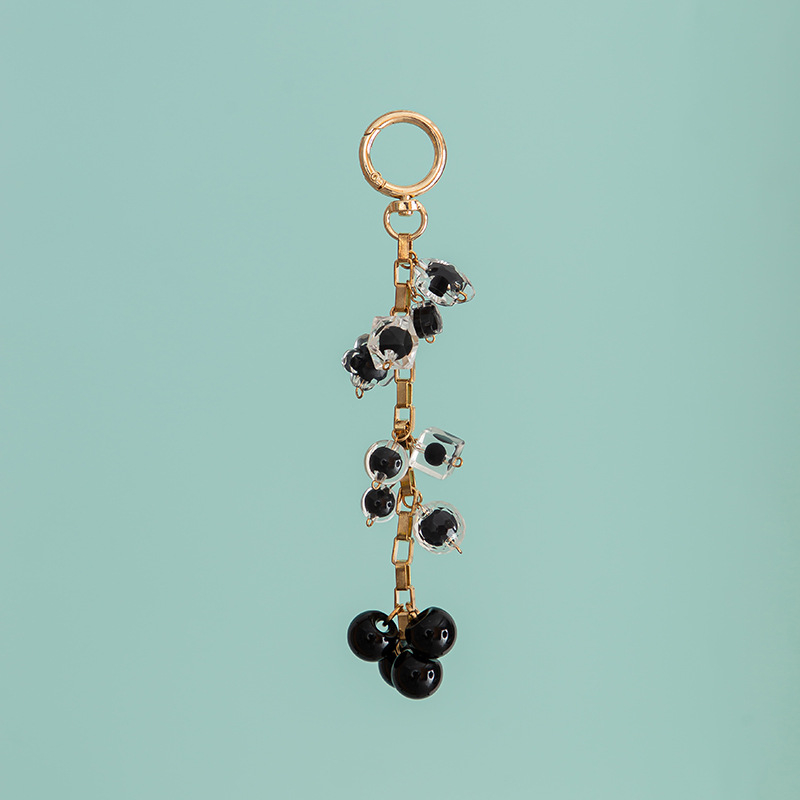 Висулка за чанта: акрилна буква, преплетена корда, мъниста от перли (модел B386)