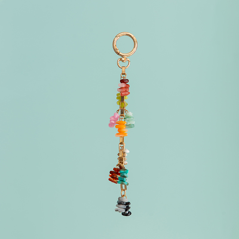 Висулка за чанта: акрилна буква, преплетена корда, мъниста от перли (модел B386)