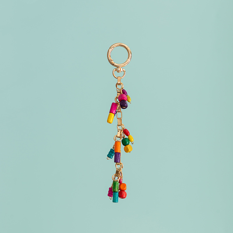 Висулка за чанта: акрилна буква, преплетена корда, мъниста от перли (модел B386)