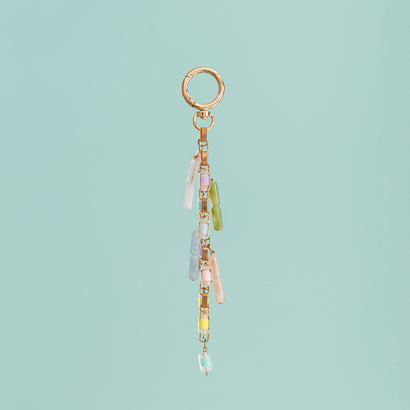 Висулка за чанта: акрилна буква, преплетена корда, мъниста от перли (модел B386)