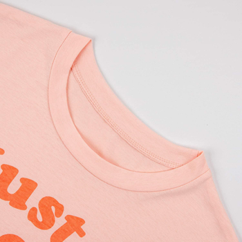 Just Peachy βαμβακερό γυναικείο μπλουζάκι με κοντά μανίκια, στρογγυλό λαιμό, φαρδιά γραμμή και εκτύπωση