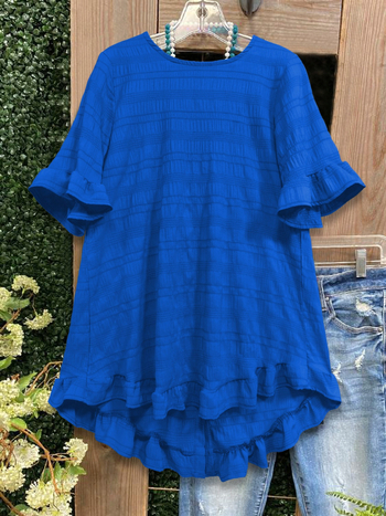 Top cu textură zbârcită în carouri, volan la margine, nasture în spate, guler rotund, poliester